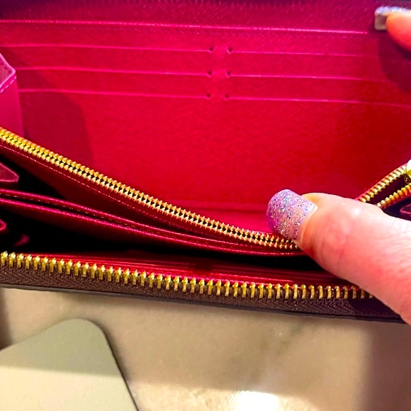 BRAND NEW MONOGRAM ZIPPY WALLET- FUCHSIA INTERIOR! - Picture 7 of 16
